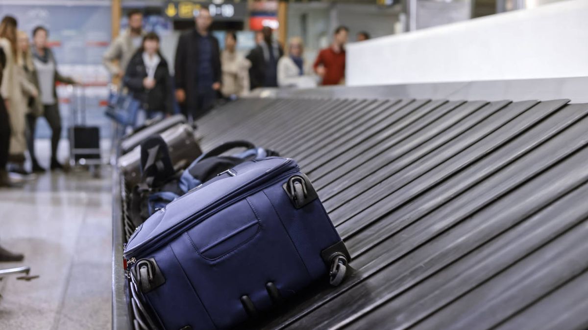 La solución de pasajero que se negó a pagar exceso de equipaje; se puso toda la ropa