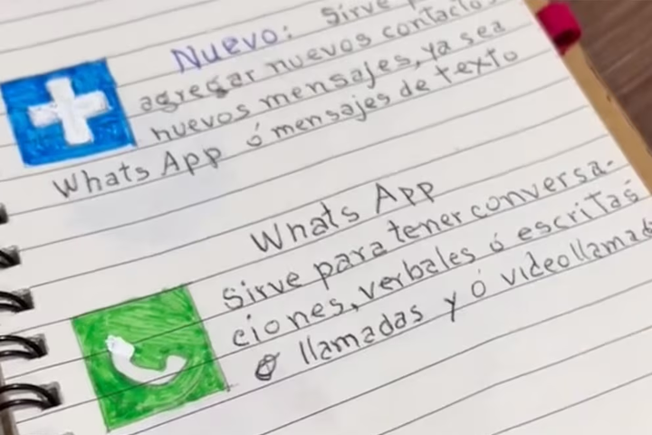 Un hombre de 93 años toma clases para aprender a usar el teléfono celular