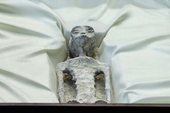 Revelan en México los cuerpos de dos supuestos extraterrestres