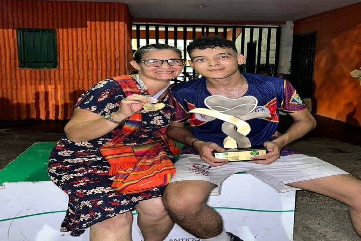 Un deportista le cuelga la medalla de oro a su mamá