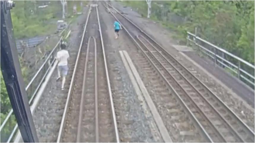 niños se salvan de ser arrollados por un tren en Canadá