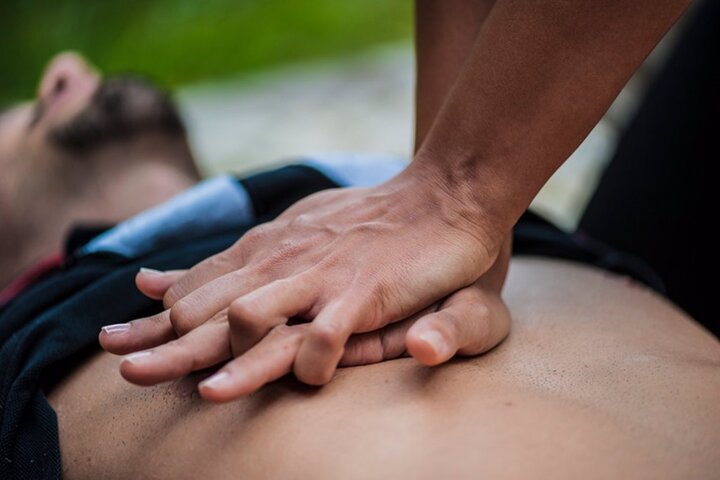 Joven llegó a un centro médico para una terapia en la rodilla y terminó muerto