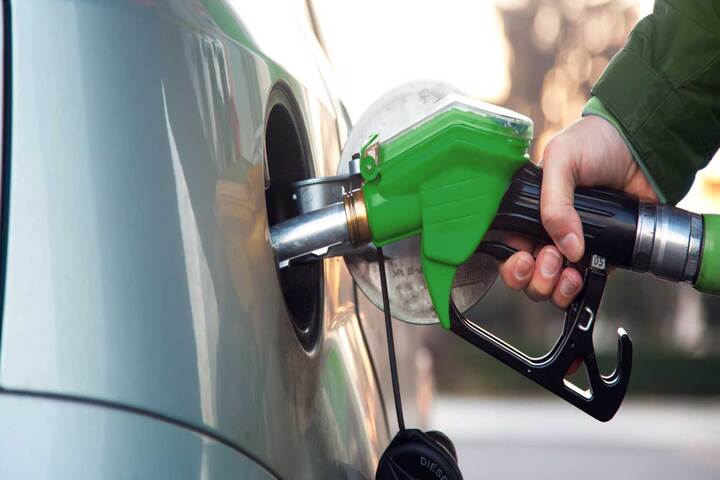 De manera histórica baja el precio de la gasolina en Colombia