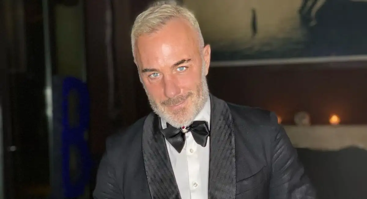 Gianluca Vacchi se baña en una tina con hielo en redes sociales como un ritual de belleza.