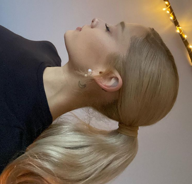 ¡Rubia! Ariana Grande impacta con su drástico cambio de 'look'
