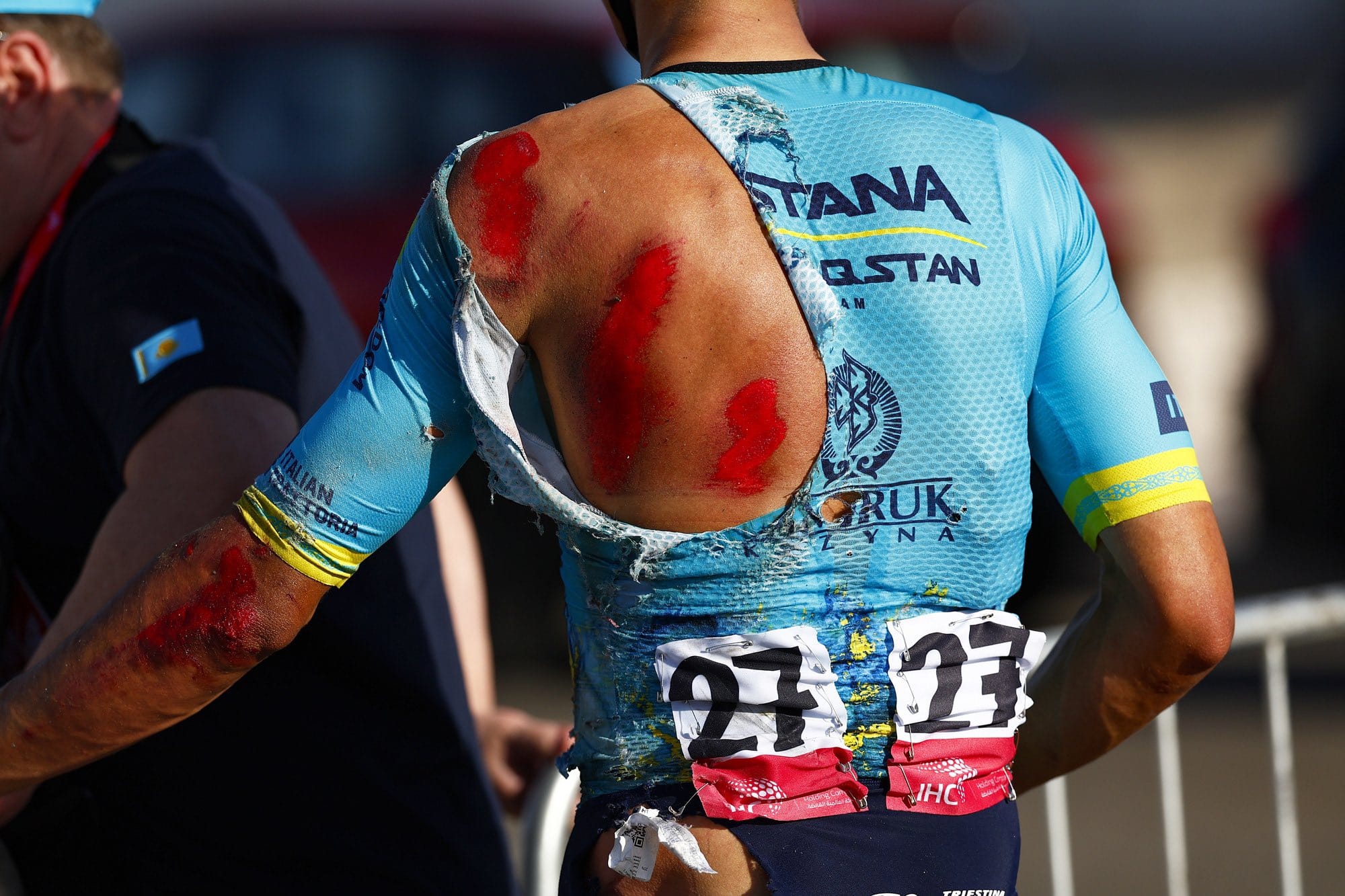 El ciclista laboyano Harold Tejada sufrió una caída en la  UAE TOUR