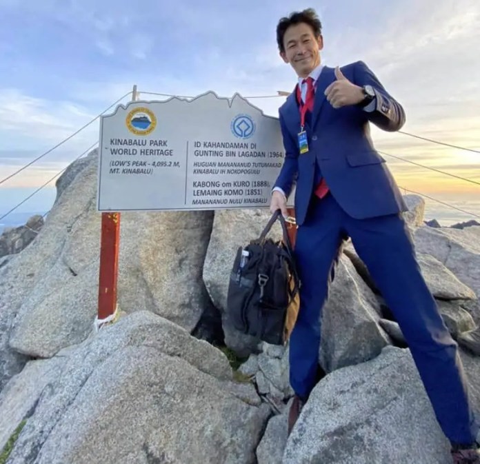 ¡Con traje y corbata! Un hombre escaló una montaña  de 4.100 metros.