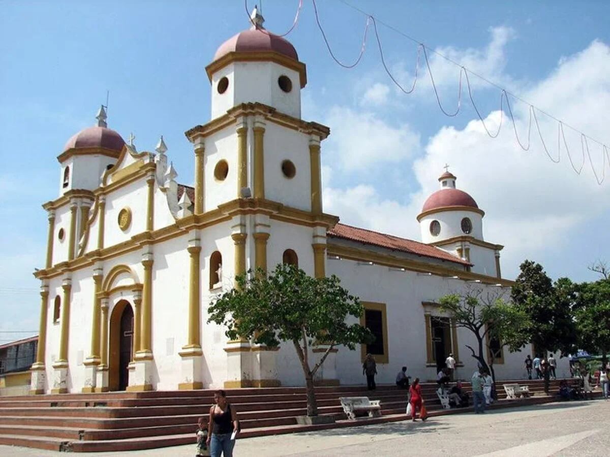 Apunto de desplomarse esta la iglesia de Gigante Huila