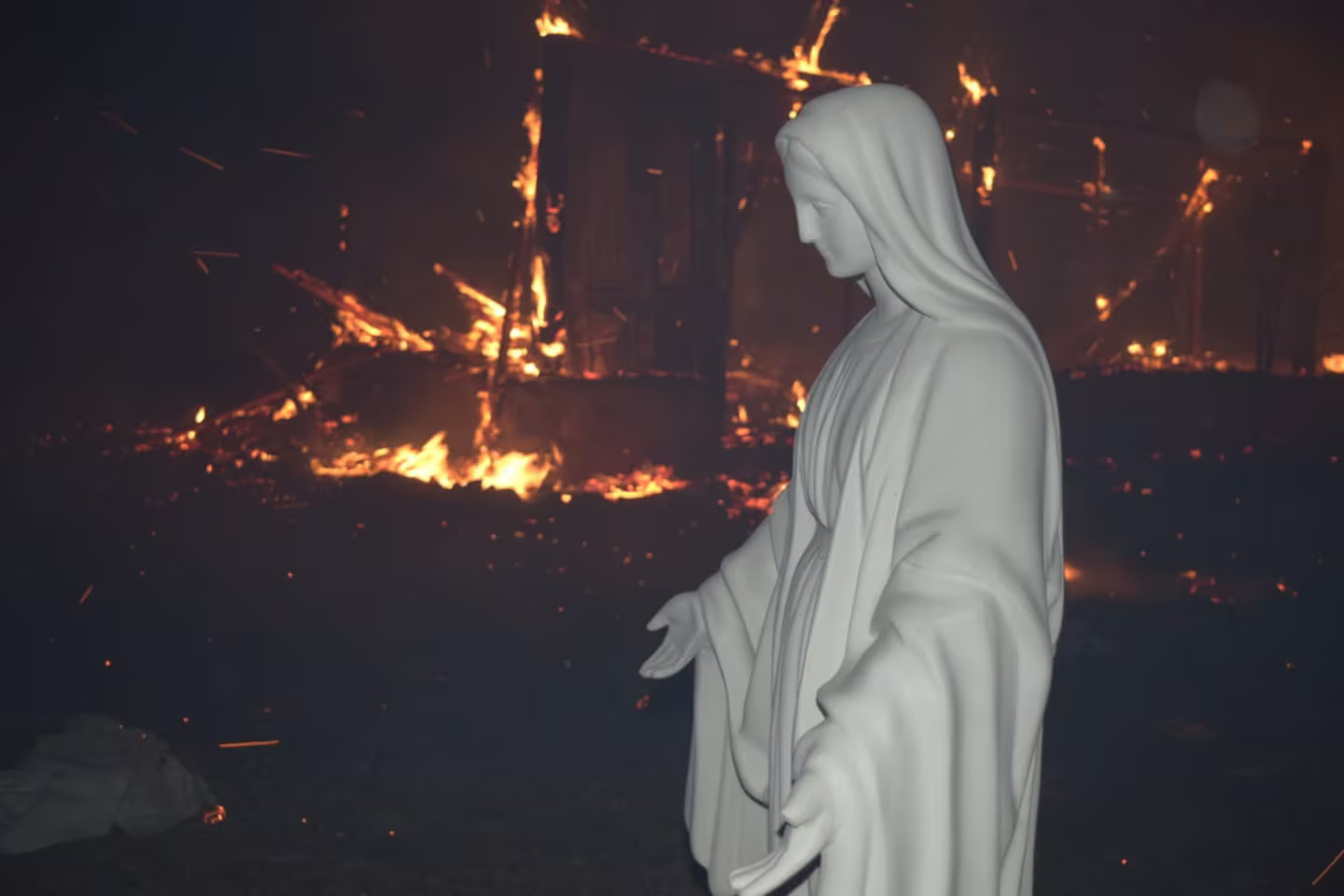 Imagen de la Virgen María quedó intacta tras incendio en una iglesia