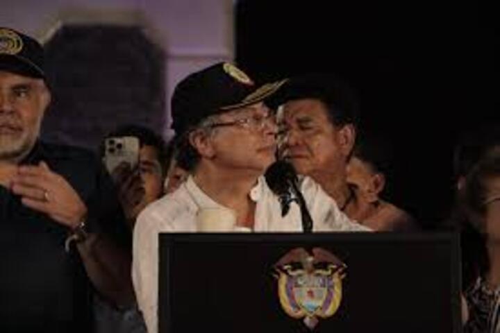 “No quiero volverme drogadicto del poder”, Petro en el cabildo de Barranquilla