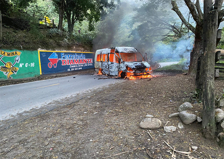 Incineraron un bus en la vía Campoalegre - Algeciras