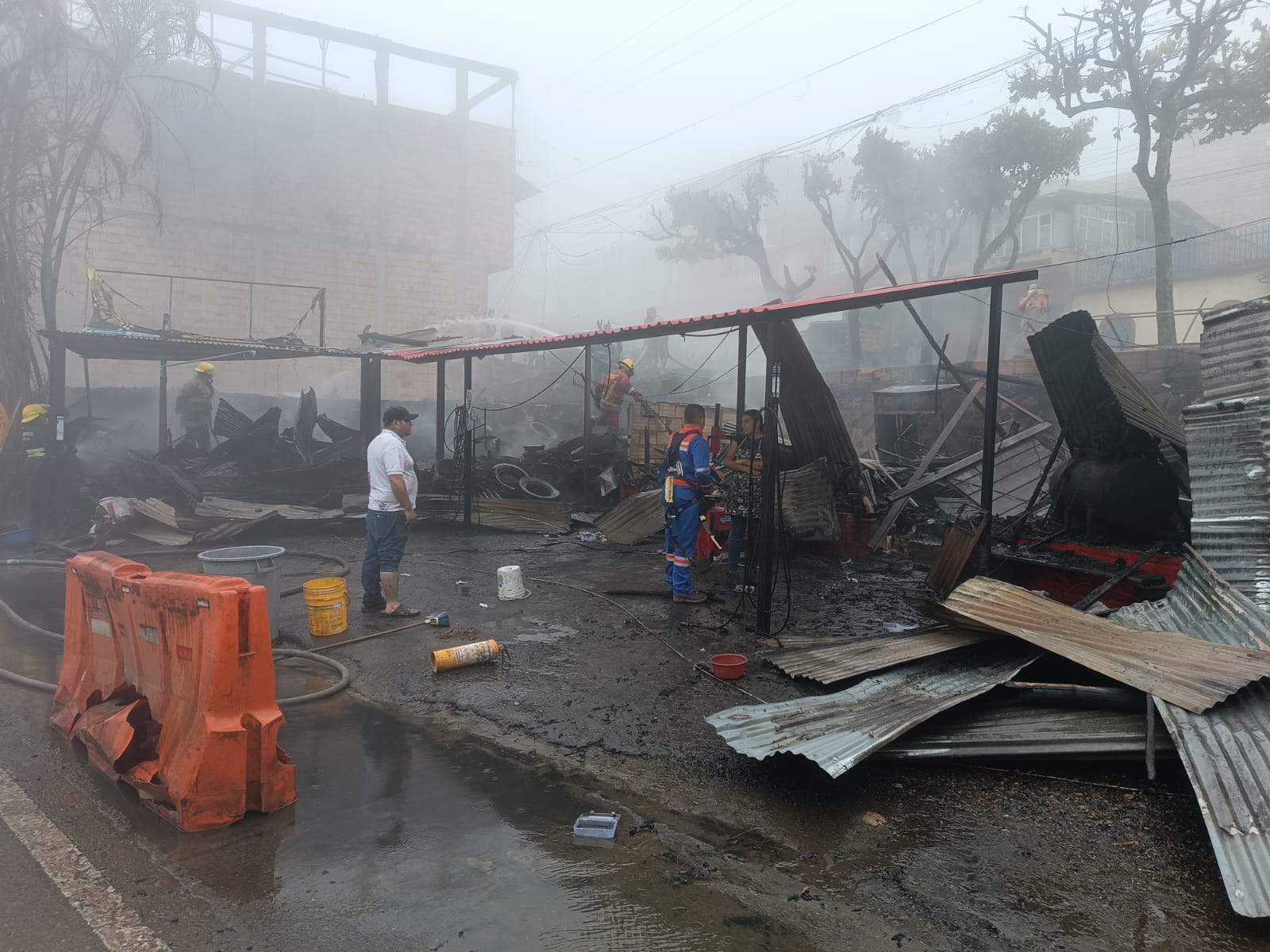 Voraz incendio destruye montallantas en La Mesa Cundinamarca