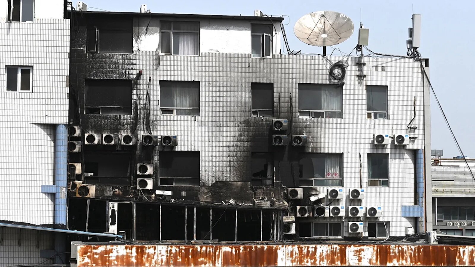Gran incendio en un hospital de Pekin