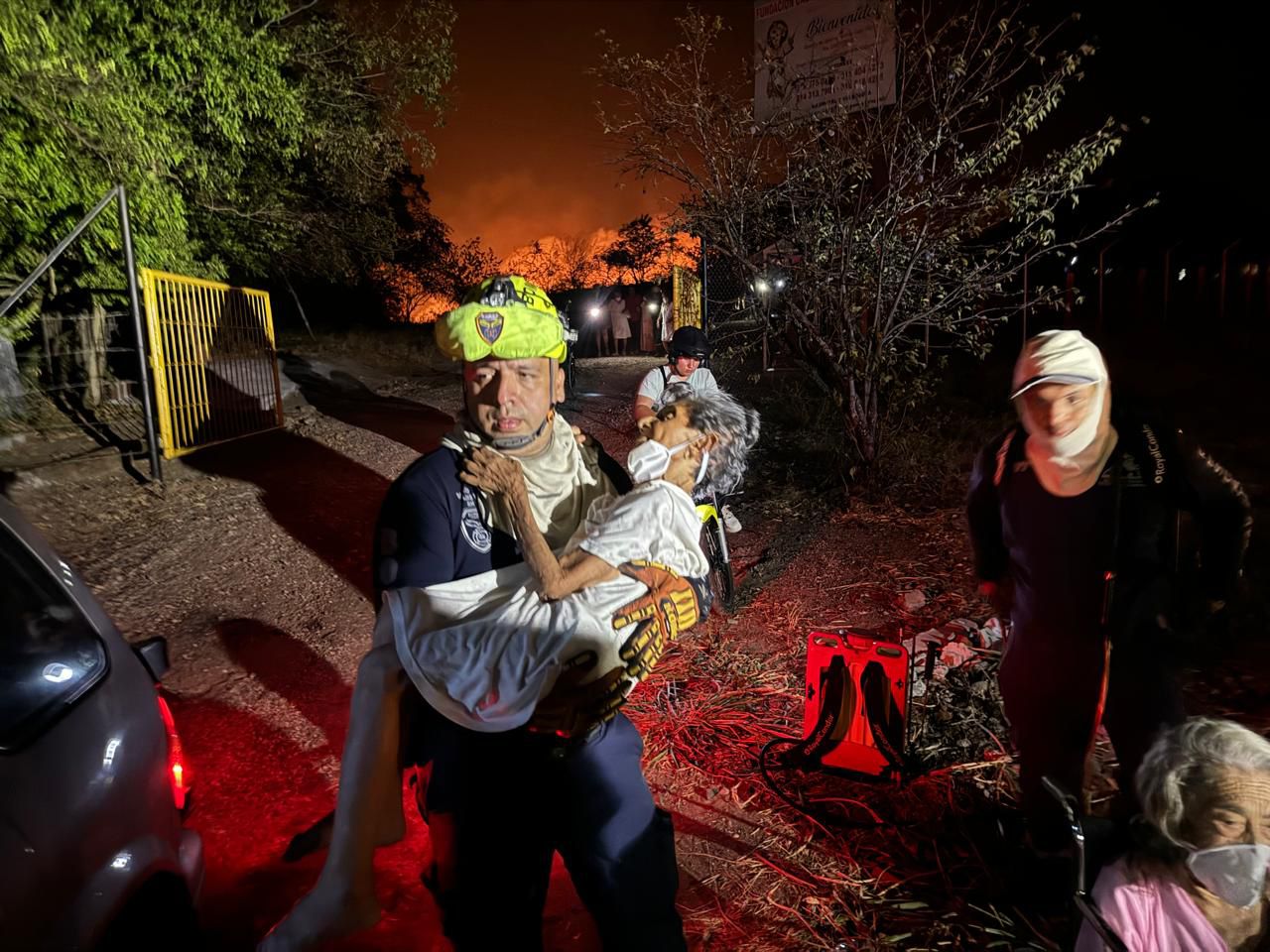 Evacuan abuelitos del hogar geriátrico Divino Niño
