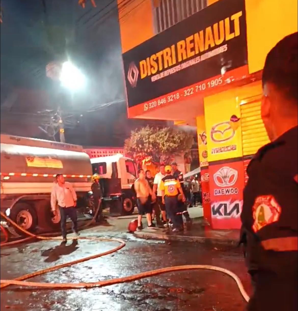 Incendio estructural en local comercial.