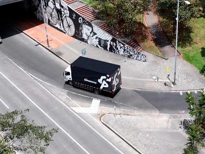 Empresa de transporte de mensajería no lavará sus camiones para ahorrar agua