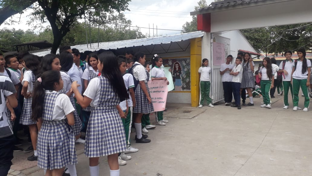 Plantón en un colegio de Neiva
