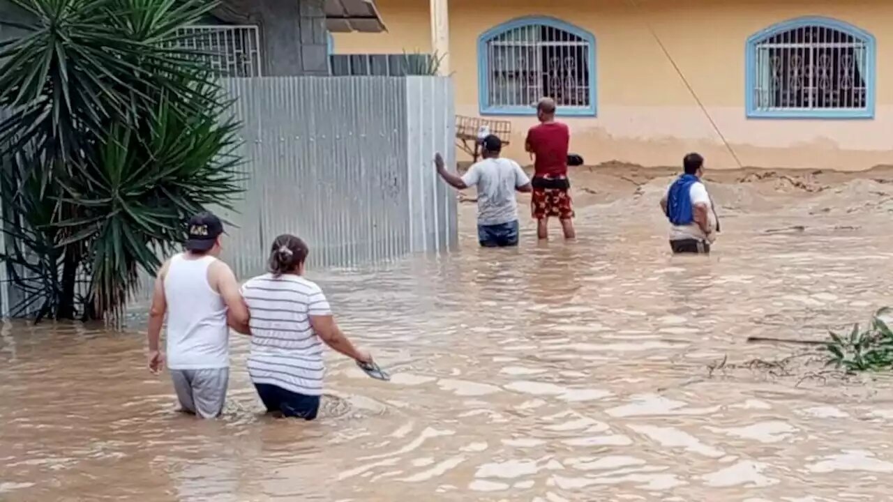 Fuertes lluvias causan inundaciones en Ecuador