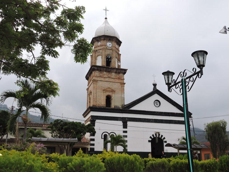 En Rionegro Íquira realizan plantón por inconformidad en el PAE