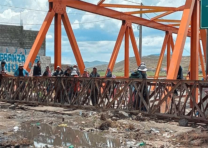 El puente internacional entre Perú y Bolivia es bloqueado por manifestaciones
