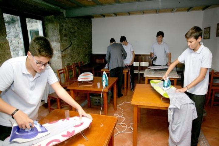 Un colegio se vuelve tendencia al enseñar a sus alumnos a planchar, lavar y cocinar