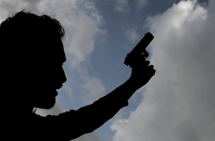 Investigan una posible banda criminal que alquila armas.