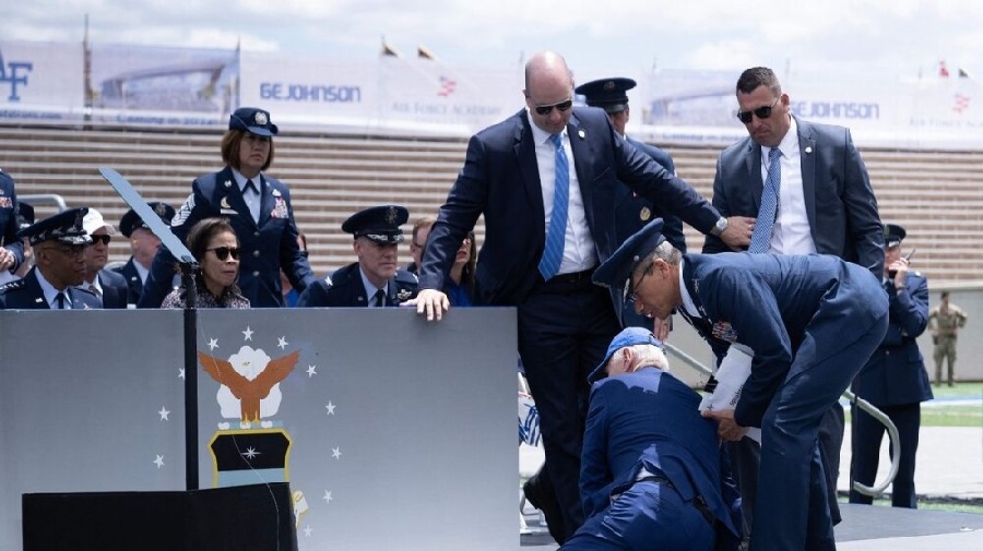Joe Biden se cayó durante evento militar en EE. UU.