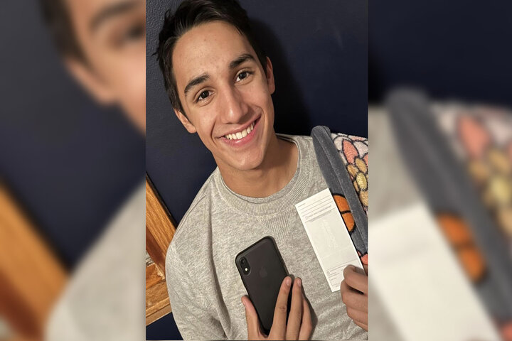 Joven se mantuvo alejado de las redes sociales por 6 años y su mamá como premio le dio 1.800 dólares
