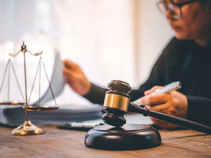 Hombre ataca a juez porque le negó la libertad condicional