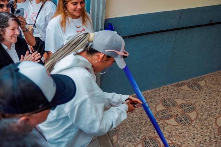 Karol G transforma su antiguo colegio en Medellín