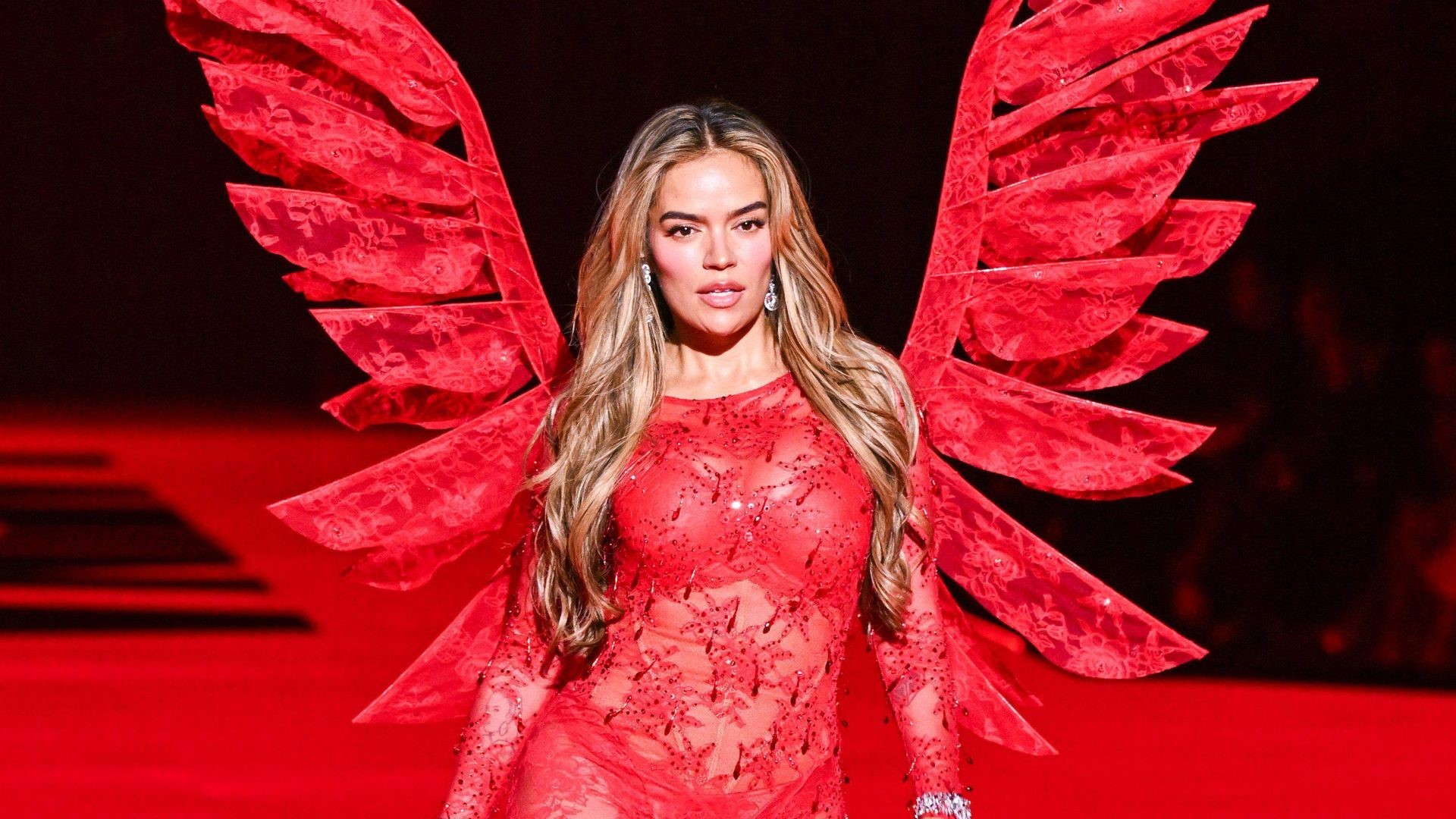 ¡Orgullo colombiano! Karol G deslumbró en el escenario de Victoria’s Secret
