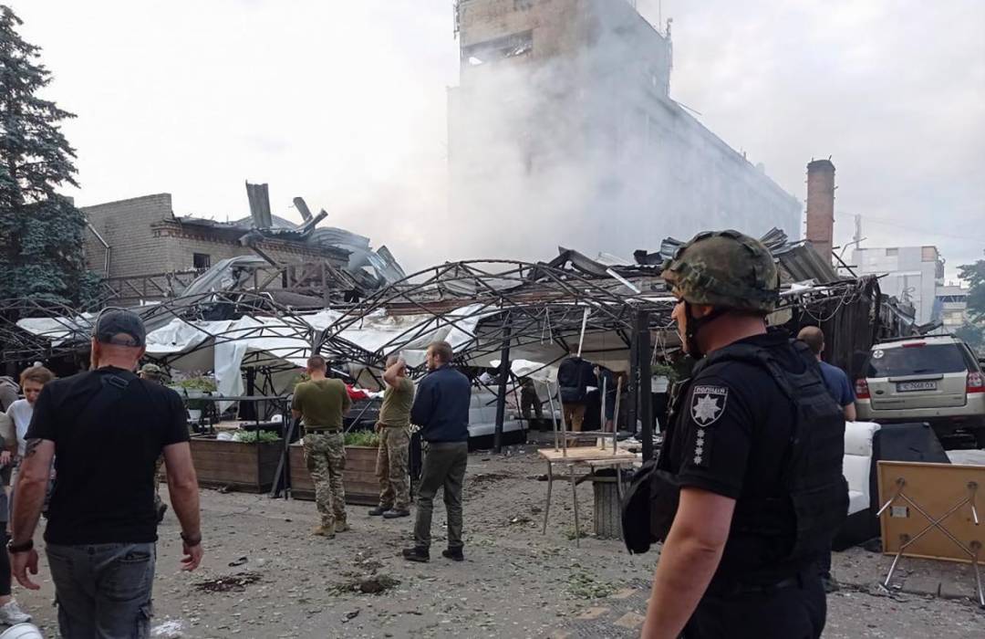 Van más de 10 muertos en ataque a pizzería