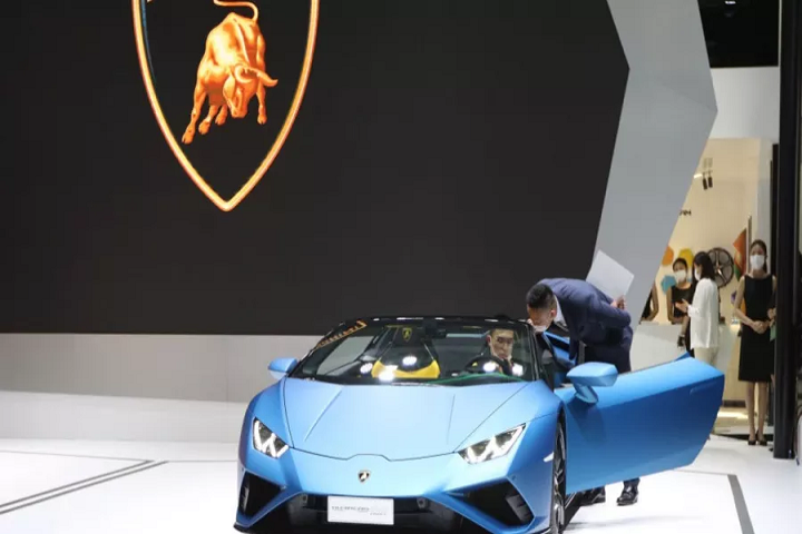 Casi muere de hambre al ayunar más de un mes para que Dios le regalara un Lamborghini
