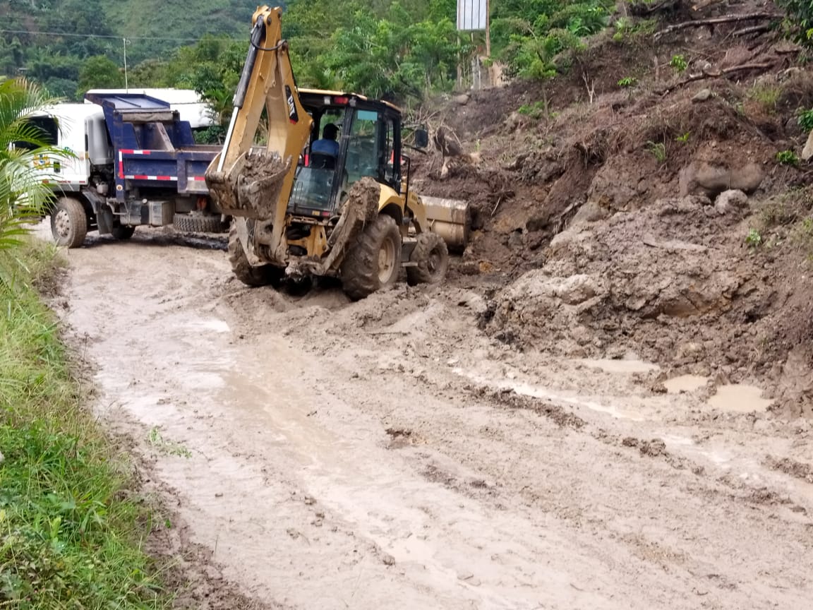 Vías terciarias del Huila son atendidas con kits de maquinaria del departamento