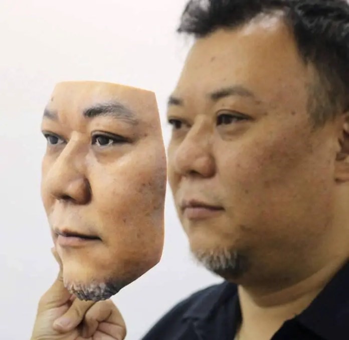 Un japonés hizo una máscara  realista de su propio rostro.
