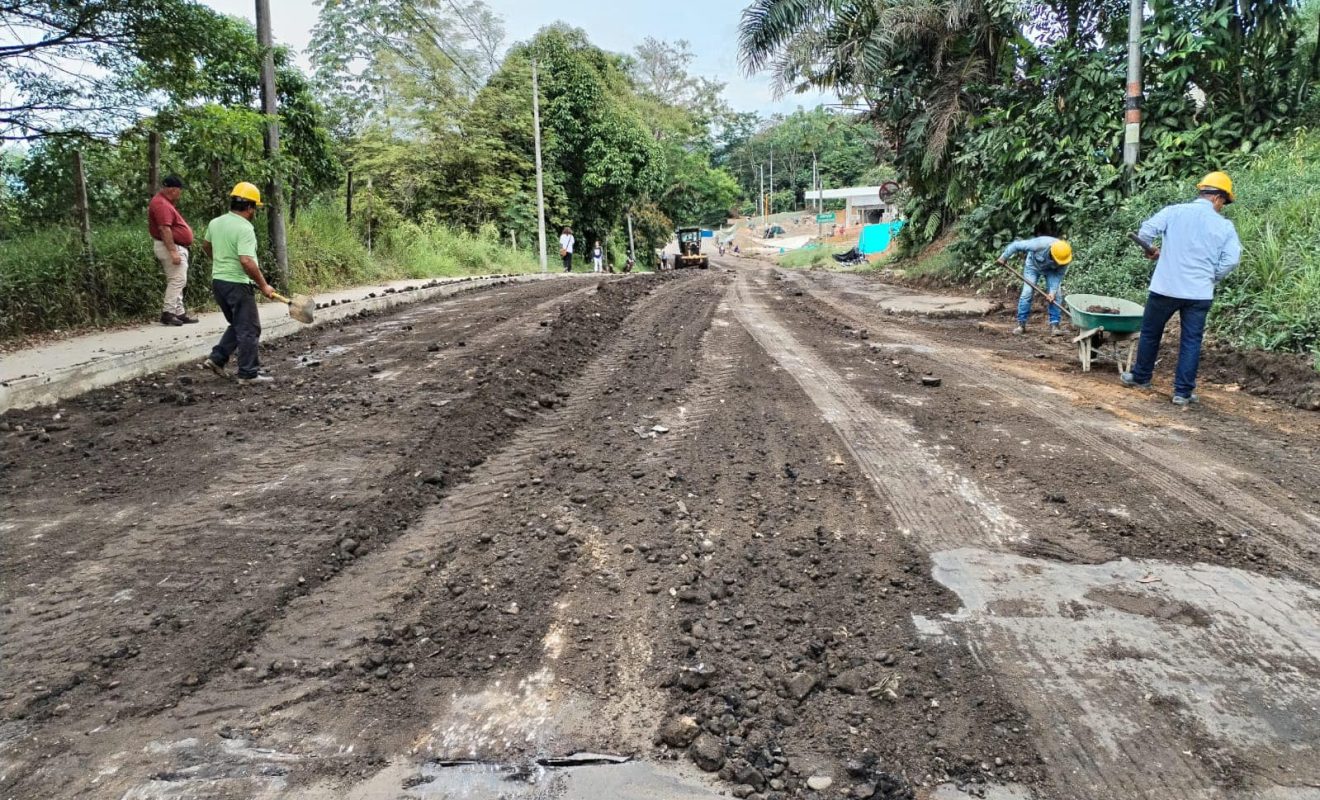 Avanza mejoramiento vial terciario en Caquetá.