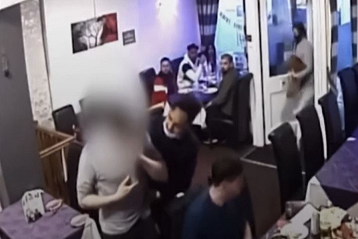Mesero salva la vida de un comensal que se atragantó con un trozo de pollo