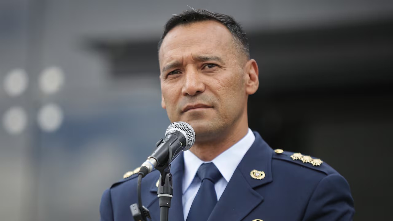 Moción de censura contra el Ministro de Defensa, Pedro Sánchez