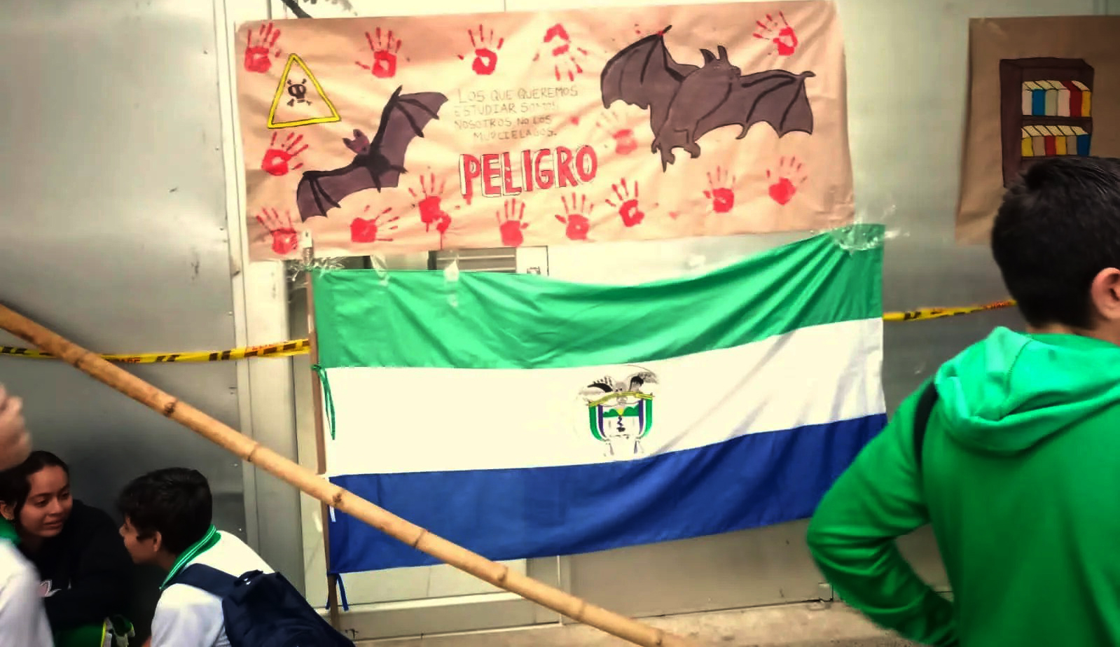 En medio de excremento tienen que estar estudiantes en el Huila