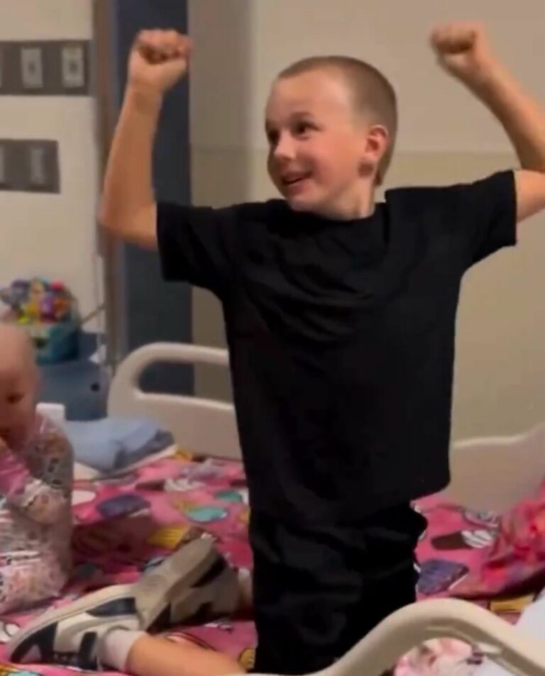 Reacción de niño al descubrir que salvaría la vida de su hermana