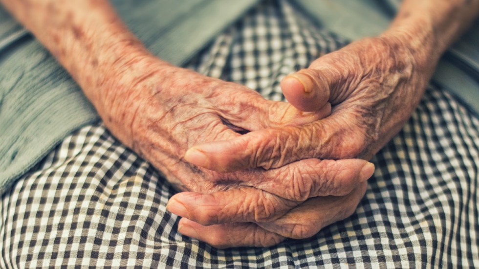 Denuncia por la no asignación de recursos a adultos.