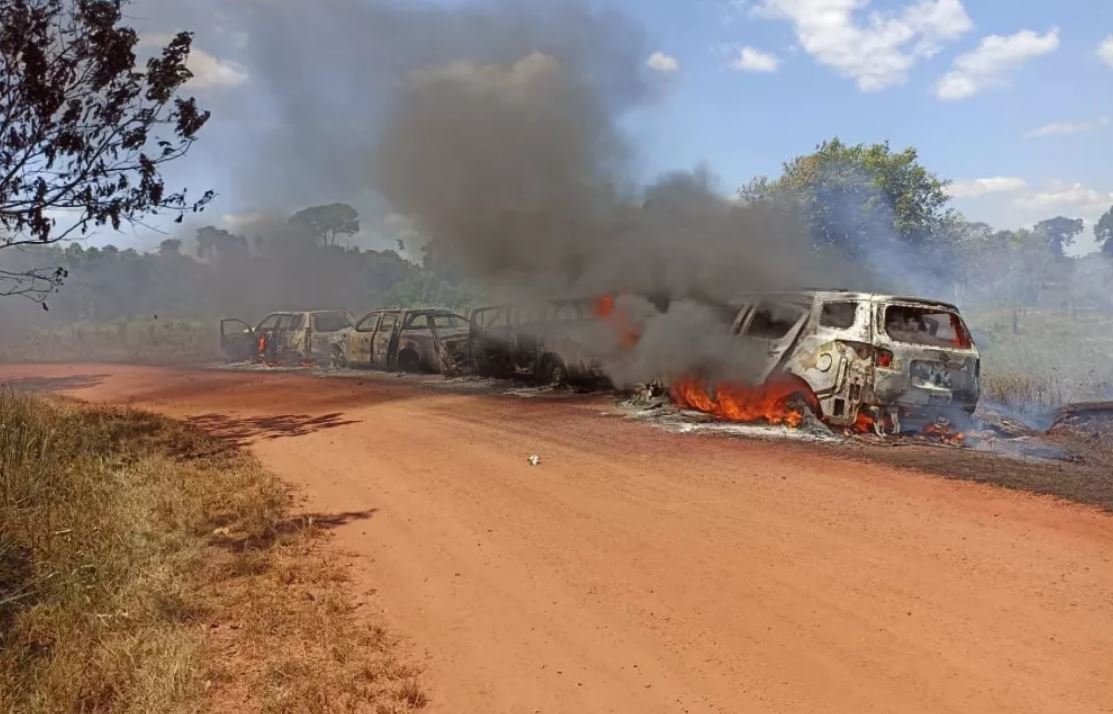 Desconocidos incineran camionetas.