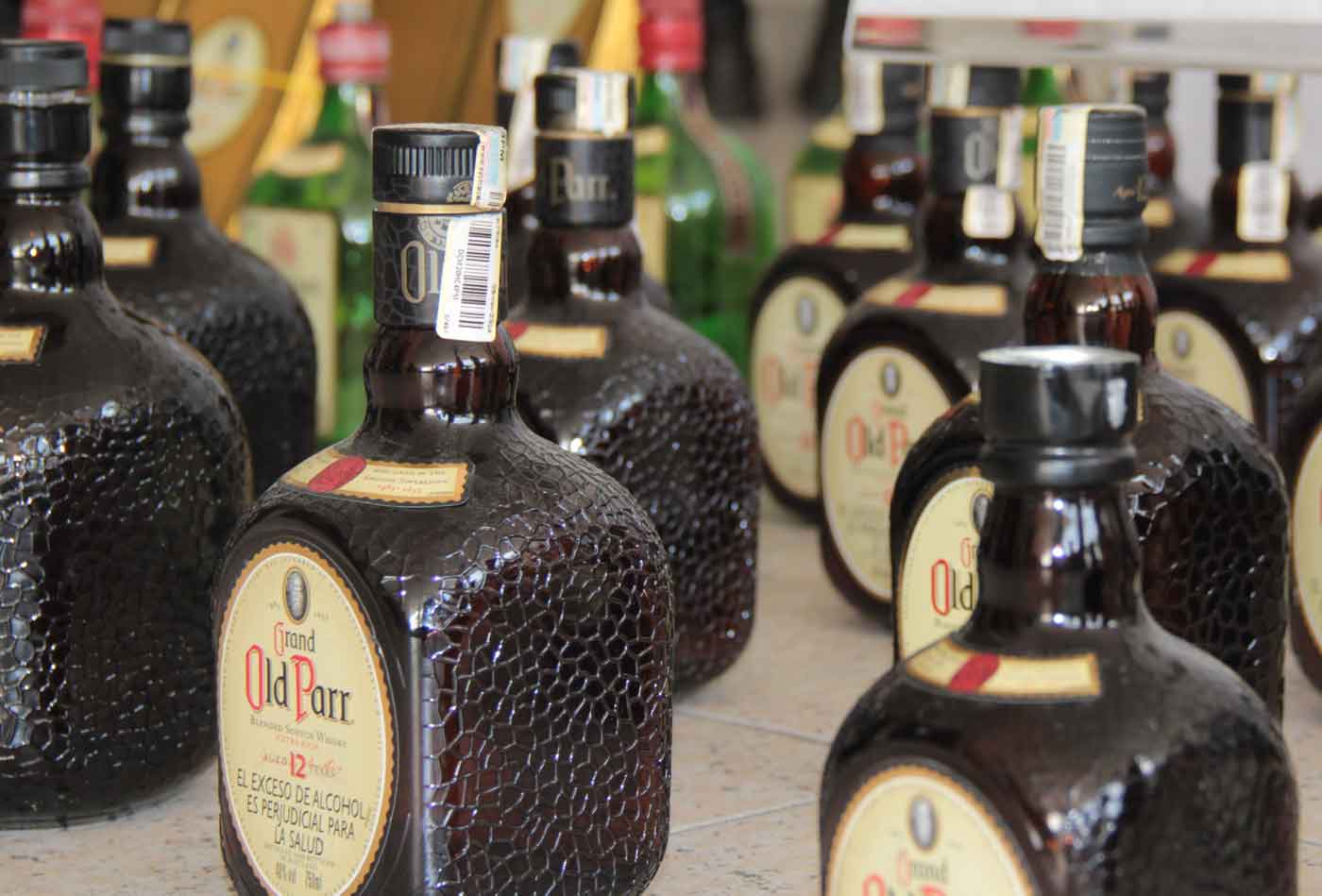 Operativos contra el licor de contrabando.