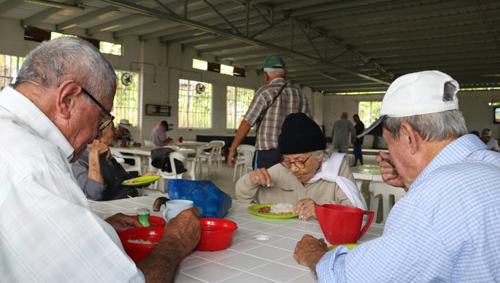 Alimentación para adultos solo alcanzará hasta noviembre.