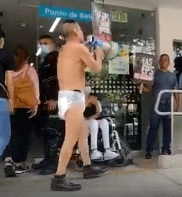 Un hombre realizó una protesta a favor de la reforma a la salud