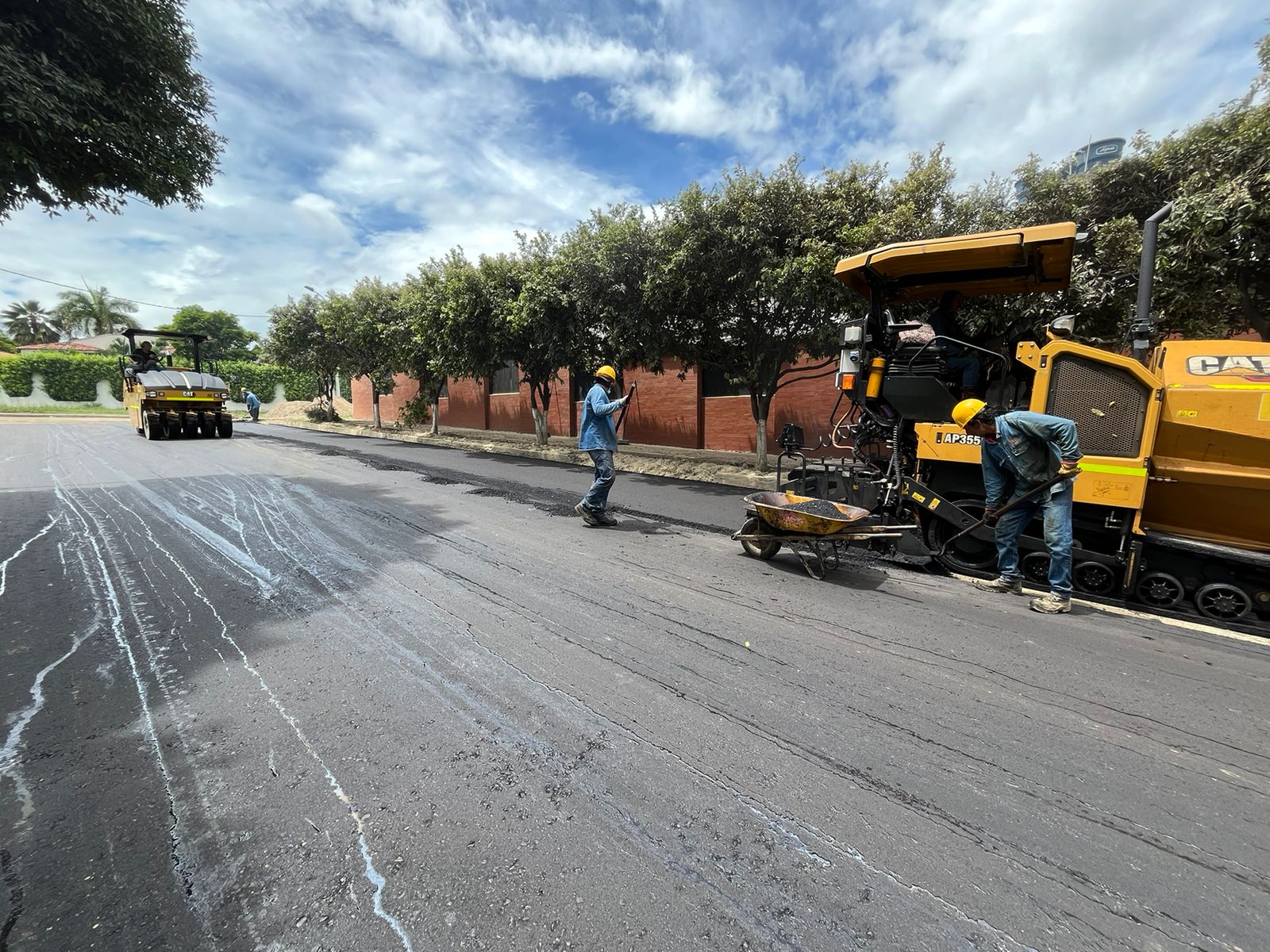 Inició pavimentación de la avenida barrio Los Parques