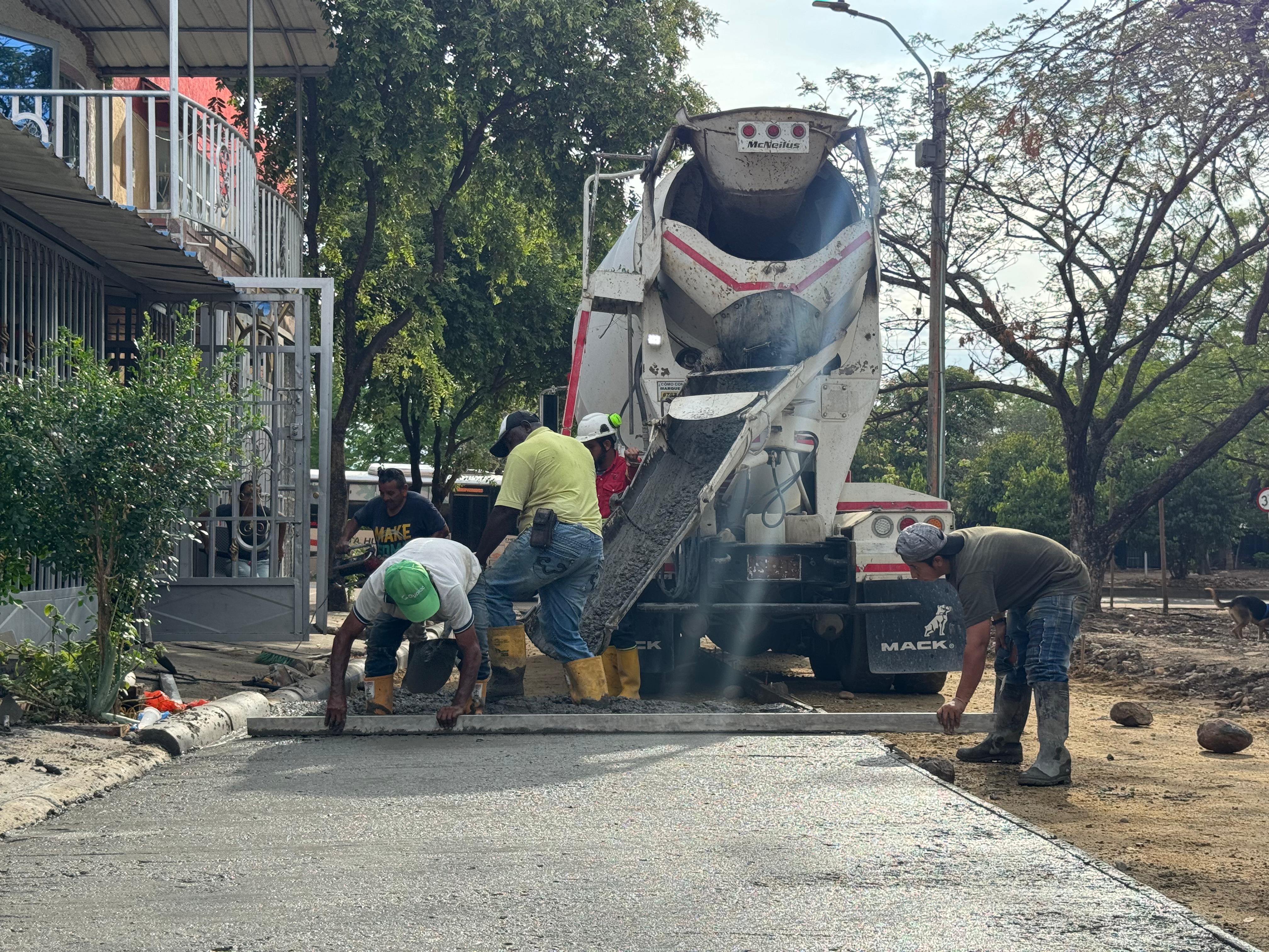 Comunidad y municipio se unen para pavimentar vias