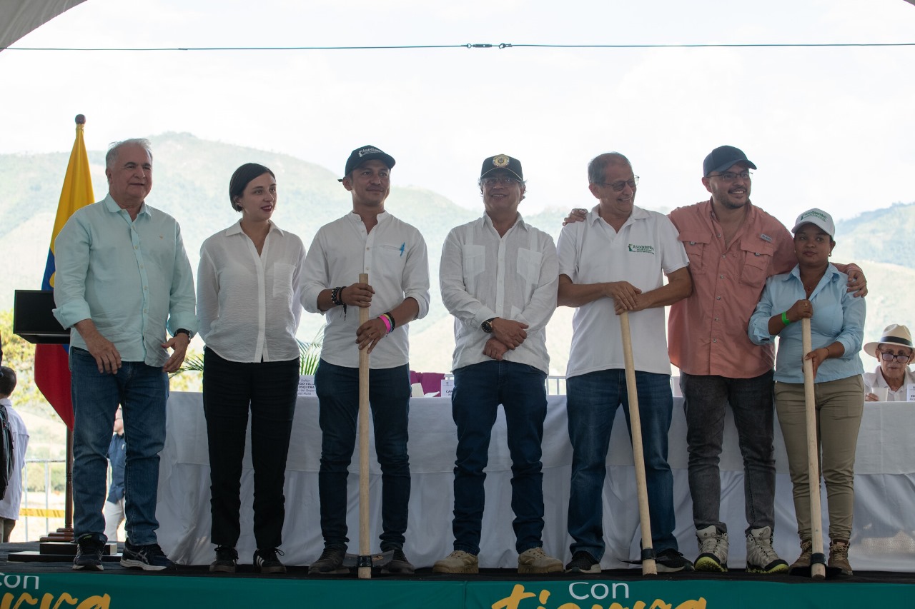 (AUDIO) Familias víctimas del proyecto Hidroeléctrico el Quimbo recibieron 941 hectáreas