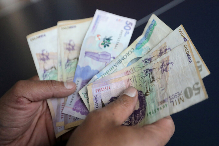 Tremendo caos, por billetes que lanzaron desde un edificio