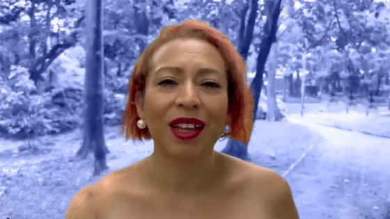 Hace campaña política desnuda